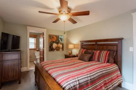 Wolf's Den Отели рядом с достопримечательностью «Watson's Chocolates»