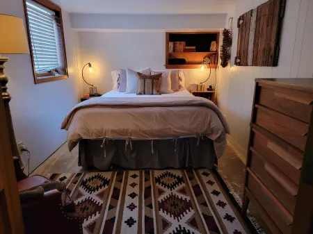 Cozy basement apartment Отели рядом с достопримечательностью «Библиотека Каунсил Три»