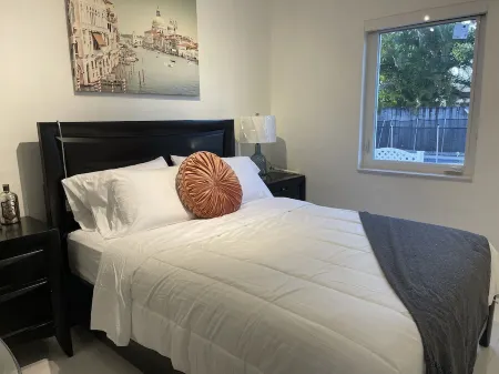 3-Bedroom Home With Heated Pool And Short Drive To The Beaches.