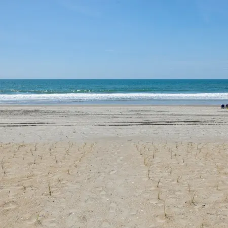 “Shore Thing” at our spacious Beachfront Oasis - WEST