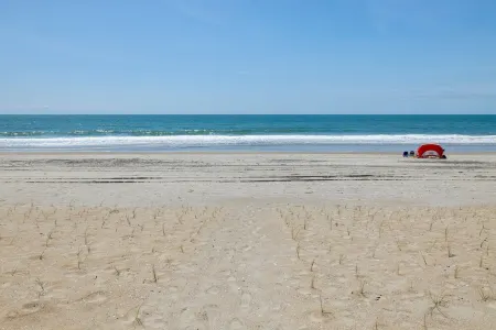 “Shore Thing” at our spacious Beachfront Oasis - WEST