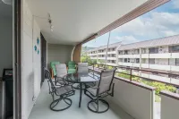 Stylish Top Floor Condo – Partial Ocean View, Pool, Bbqs, Steps to Magic Sands