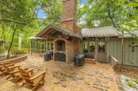 Rustic-Luxe Wilderness Retreat. Sleeps 12. Firepit. Gourmet Kitchen. WIFI.