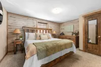 March Sale! Lakefront Cabin directly on Table Rock Lake: w/Pool+Hot Tubs