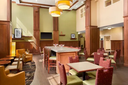 Hampton Inn & Suites Williamsburg Historic District Отели рядом с достопримечательностью «Уильям & Мэри»