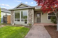 Charming white picket fenced home in quiet area Hotel dekat Ronkonkoma Station
