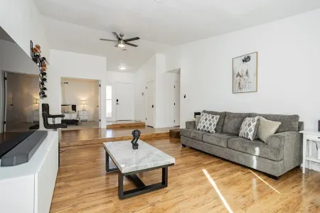 Modern 3BR & 2Bath Home away from Home Отели рядом с достопримечательностью «Парк Флойд Лам»