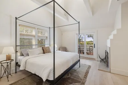 East Hampton: Chic 4 bed, Water Views, Walk to Beach, 5 min drive to Amagansett Отели в г. Спрингс