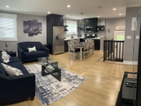 Freshly Remodeled Cozy Home Hotels in Des Plaines