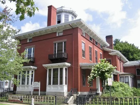 Lovely Tranquil in-Town Cottage, Available for Special Winter Weekly/mo. Rates