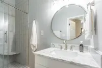 Luxurious 1-bedroom with Free Parking
