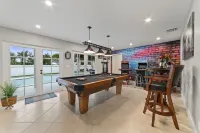 Spotless Family Oasis - Heated Pool, Games & Beach Near