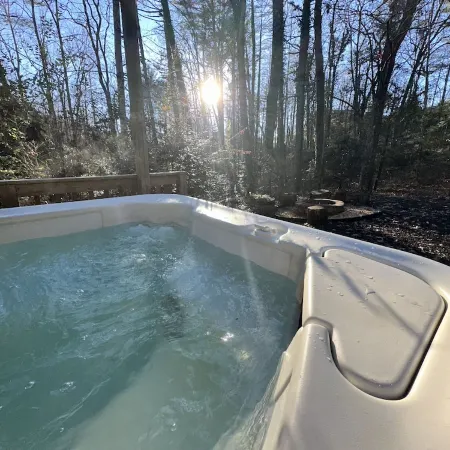 Cozy cabin - hot tub! 1 Mile from down town Helen