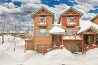 Luxury, END UNIT townhome w/amazing views & privacy. High-end furnishings. Cozy.