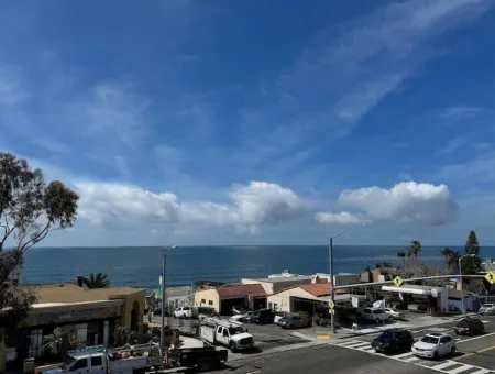 Luxury 3 bed 3 bath with Ocean Views+ Steps to the Beach Отели в г. Лагуна-Бич