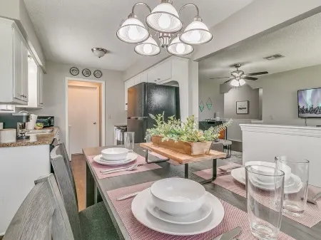 7 mil->Softball HOF-Near Tinker AFB- Full Kitchen-Fenced Bkyd-Garage-W/D-Dogs