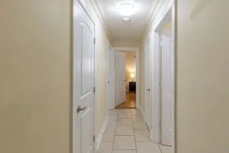 Tropical Vibes! Spacious 3BD/2BA, BBQ, Parking & more -10 min to Best Locations Отели рядом с достопримечательностью «Маунтс Ботаникал Гарден»