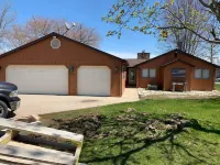 A true Hidden Gem waterfront lake home, w/breathtaking views Hotel a Gardner