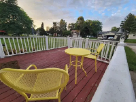 NEW! Royal Bungalow Lake House W/ Lake view & access - Canadian Lakes