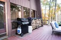 6BR Modern Massanutten Chalet with Hot Tub, Sauna