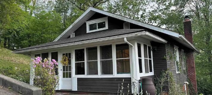 Bird's Eye View- Bungalow with Screened-in Porch and Fireplace Hotels in Orange County
