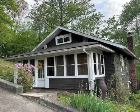 Bird's Eye View- Bungalow with Screened-in Porch and Fireplace Hotels in Orange County