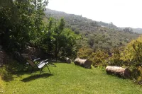 Casa rural rodeada de arboles frutales con piscinas privadas y wifi