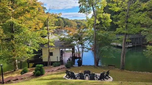 Lakefront LUXURY- Lg covered dock, HOT TUB, fire pit, kayaks + 2 game rms