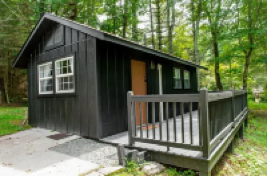 Cozy A-Frame ~10 min to Cashiers - Pet Friendly, Firepit, + Hot tub!