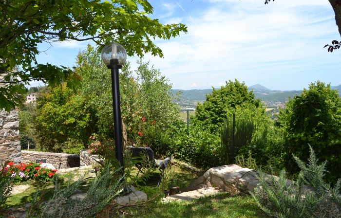 Ancient rock house with garden,situated in the centre,with view of Umbria