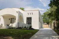 Beautiful Remodeled 1930’s Spanish Revival, in Heart of Tulsa, 1/2 mile to Expo Hotels near Tulsa International Airport