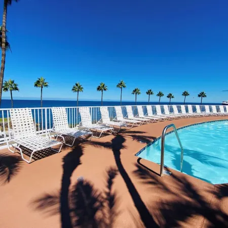 Hamilton Cove 2-bedroom condo with golf car & A/C in pleasant Catalina Island