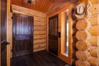 NEW Indian Paintbrush Log Cabin -Sleeps 12+ on scenic horse ranch with views! - Lodges