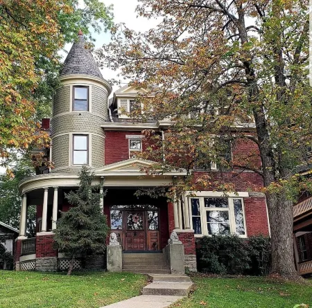 Victorian for 30+ Guests, 5 Min to Downtown Отели рядом с достопримечательностью «Цинциннати Зу & Ботаникал Гарден»