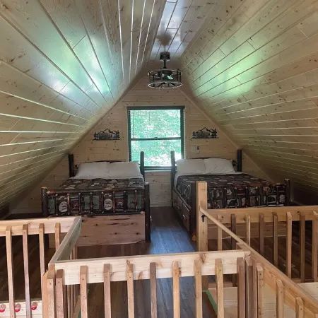 Charming 2-bedroom cabin with WiFi, AC in wonderful Hayward Wisconsin