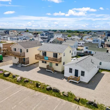 Attractive, updated 2-bedroom home, 5 min walk to beach, pets ok, onsite parking