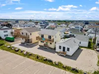 Attractive, updated 2-bedroom home, 5 min walk to beach, pets ok, onsite parking