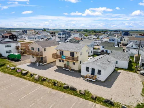 Attractive, updated 2-bedroom home, 5 min walk to beach, pets ok, onsite parking