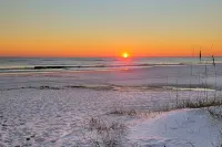 Feeling Beachy Cottage, Sleeps 6, Steps away from the beach!