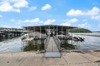 Beautiful Lakefront Condo - 2 Master Suites and Queen Sofa Bed
