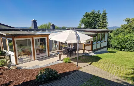 Gemütliches Ferienhaus am Hennesee mit Terrasse und Ausblick in die Natur