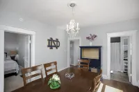 Blue Bungalow with 2 bedrooms, WiFi, AC in peaceful South Bend