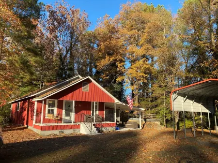 The Red House- One mile from Narrows Marina, Shiloh Marina, or Devils Fork