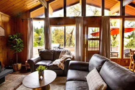 Cabin - Rustic Glam + Game Room + Views +Workspace- Minutes from Attractions