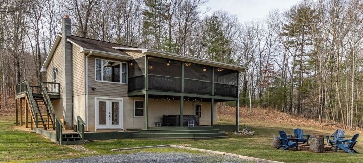 HOT TUB w CA King beds Acres of  & secluded. Pymt plan, dogs welcome Hotels in Rockbridge County