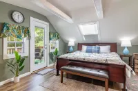 DT Bar Harbor,2 King Beds & Decks, Parks 3 Small Cars, Town Pickleball Ct @ Back Hotels near George B. Dorr Museum of Natural History