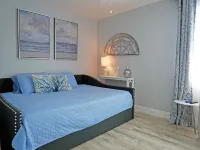 Indian Rocks Beach hidden gem 3/2 modern condo 2 minute walk to beach access Hotels near 7th Avenue Beach Access Park