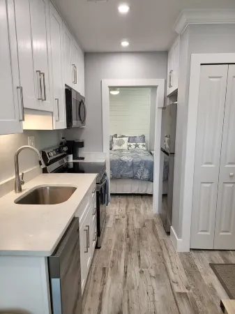 Newly Renovated Cozy 1 BR only 200 yards to the white sandy beach Отели рядом с достопримечательностью «Pink Shell Beach Resort & Marina»