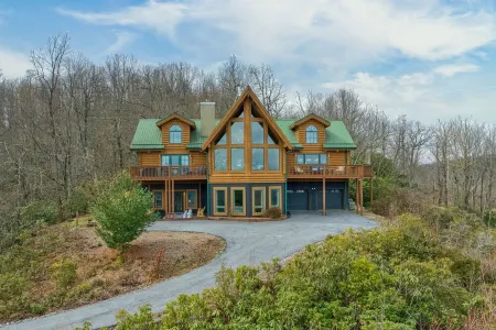 Lux/Private Cabin-PanoramicMntVIEWS-HotTub,Wd Stove,Firepl/Pit,GmRoom,FencedYard