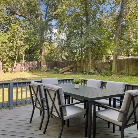 Modern 3-bedroom house walking distance from UF stadium!